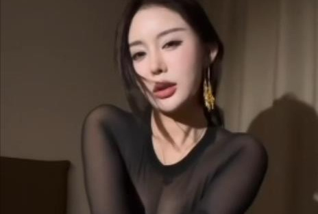 CC丨依阳baby 粉丝付费群定制黑丝热舞(25MB/1V)