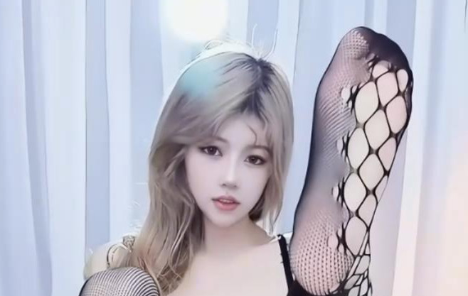 CC丨朱朱 极品嫩妹土豪定制连体黑丝热舞(1.1GB/1V)